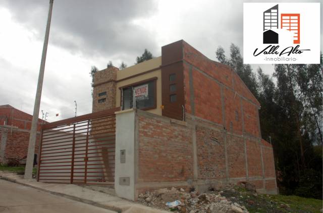 CASA AMPLIA POR ESTRENAR EN RACAR.