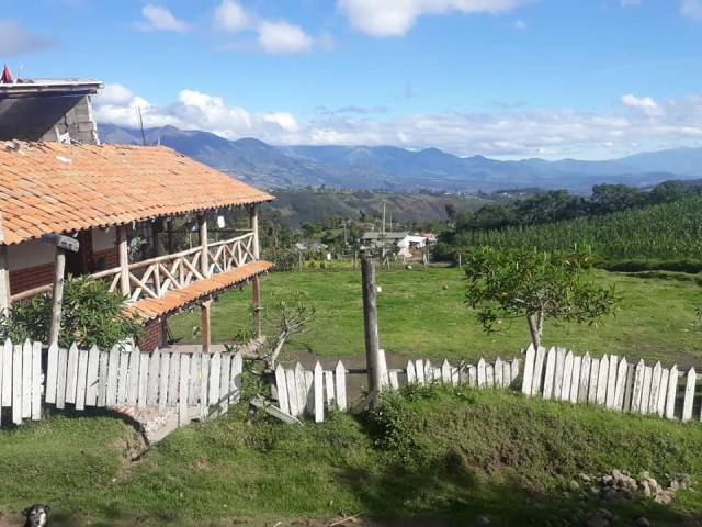 A 20 MINUTOS DEL CENTRO DE OTAVALO VENDO 13.000M2 CON CASA GRANDE