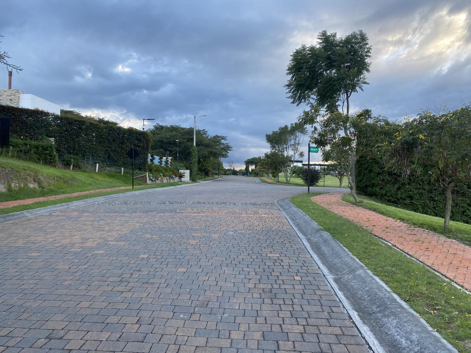 Terreno de vente en Cumbayá, dentro de una de las mejores Urbanizaciones. Oportunidad