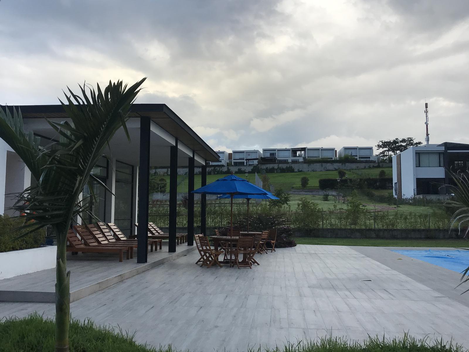 Muy lindo terreno de venta ubicado dentro de Urbanización en Puembo.  Bifamiliar