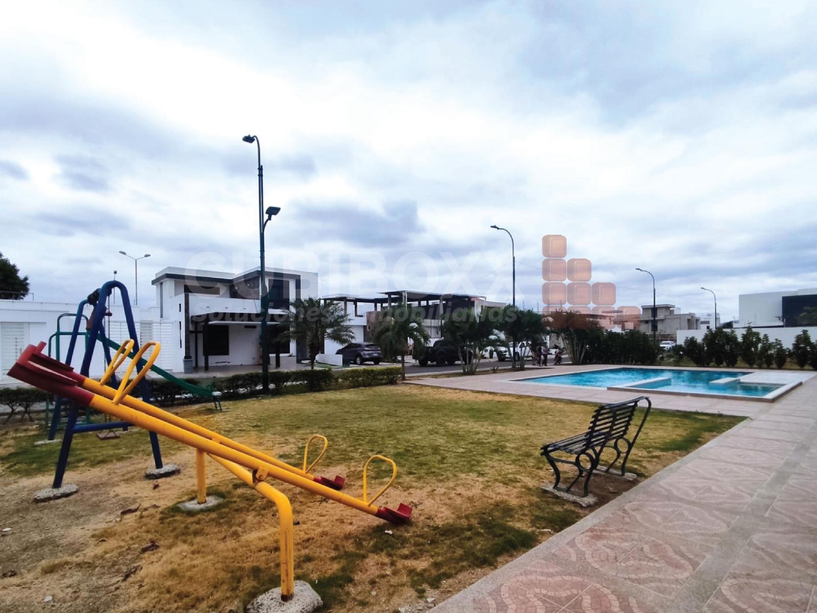 Terreno en venta dentro de urbanización privada con piscina en Portoviejo