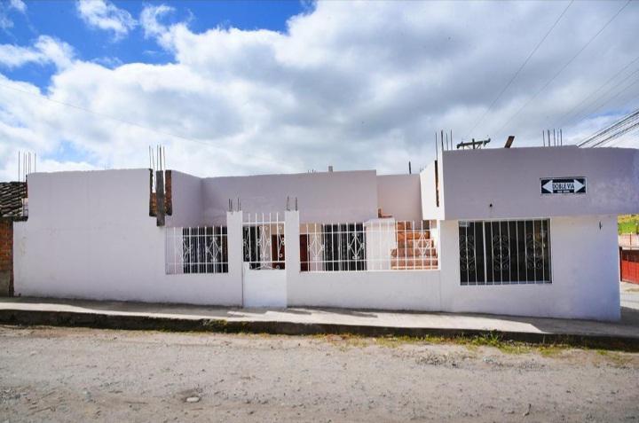 VENTA/RENTA  Casa  con local comercial, 3 Dormt. con acabados de primera en San Gabriel.