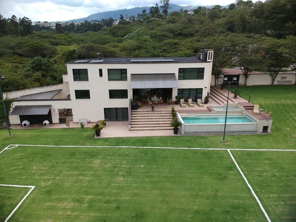 Increíble casa con cancha de fútbol a orillas del río San Pedro de venta en Cumbayá