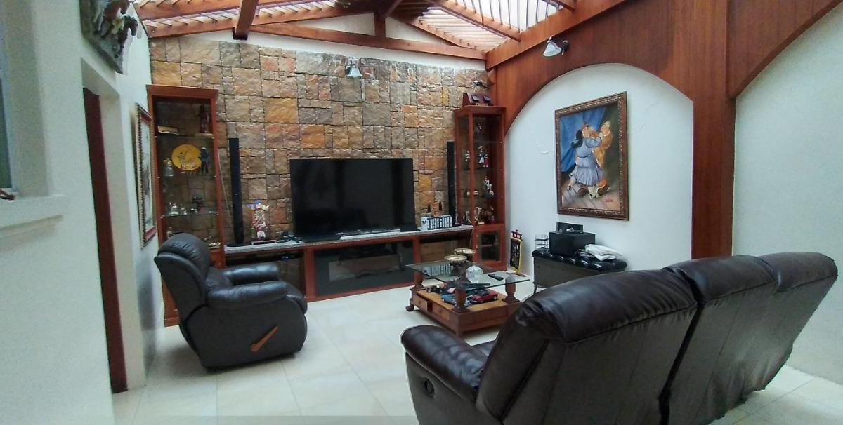 EN VENTA LINDA CASA DENTRO DE URBANIZACIÓN SECTOR EMBAJADA AMERICANA