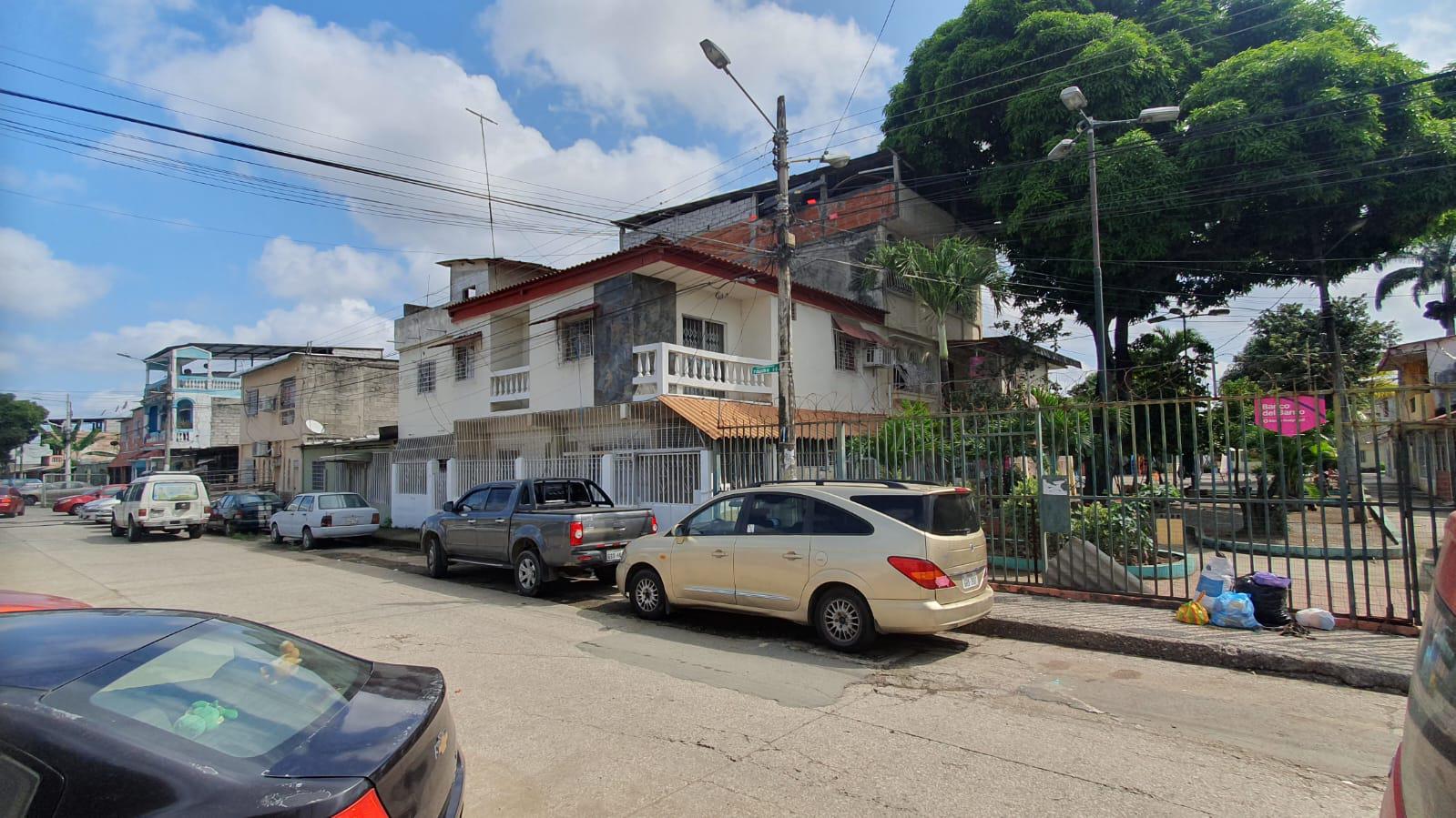 VENTA DE CASA ESQUINERA EN HUANCAVILCA SUR  (GV)