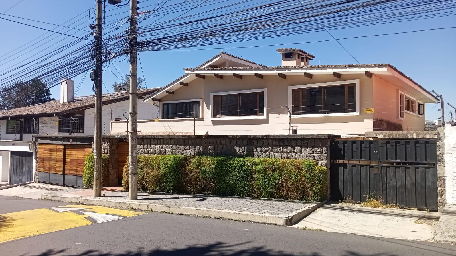 Vendo terreno 2 frentes, Agustín Azkúnaga, sector Quito Tenis.