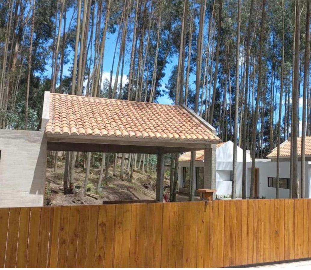 CAYAMBE CASA DE VENTA DE UN SOLO ANDAR EN LOTIZACION