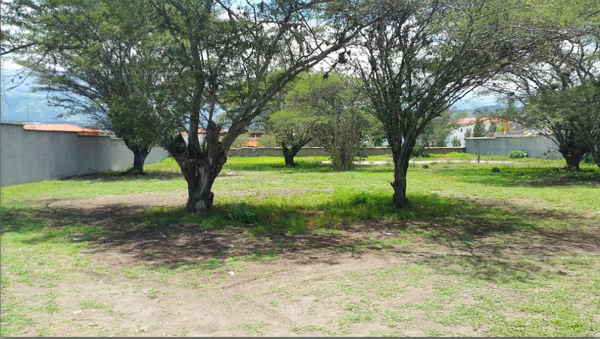 CUMBAYA- TUMBACO LOTE DE VENTA EN URB. EXCLUSIVA. SE PÙEDE CONSTRUIR 3 CASAS