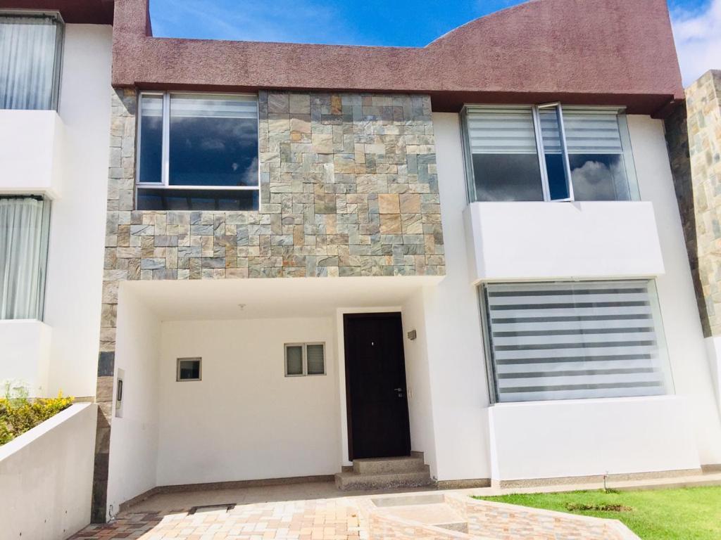 Casa en venta en Urbanización Santa norte de Quito Lucia 3 dormitorios