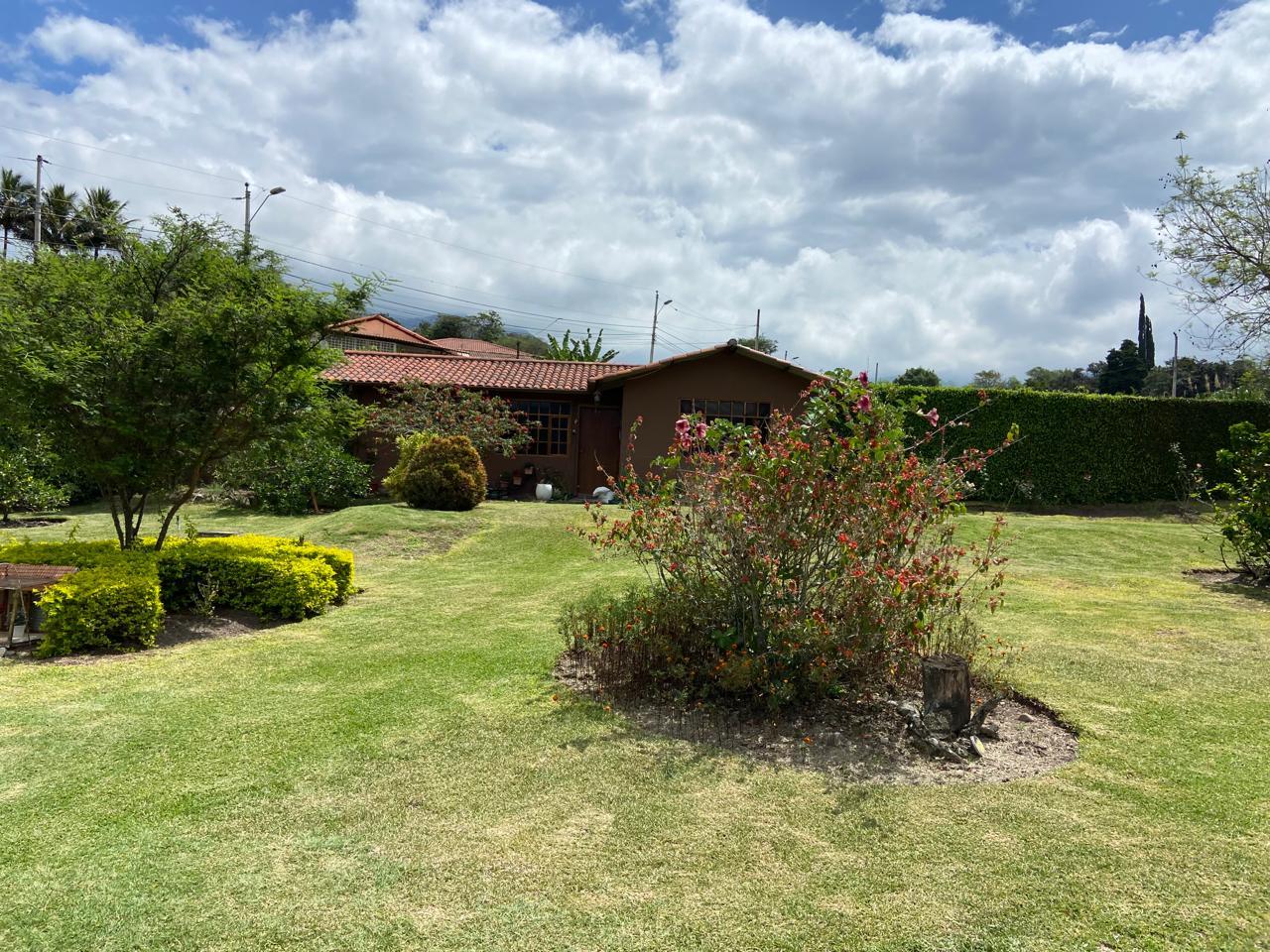 ESPECTACULAR QUINTA CON PISCINA, AMOBLADA, YUNGUILLA