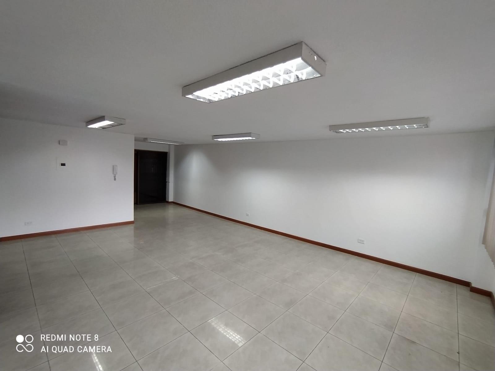 OFICINA EN VENTA CON BODEGA Y 2 PARQUEADEROS