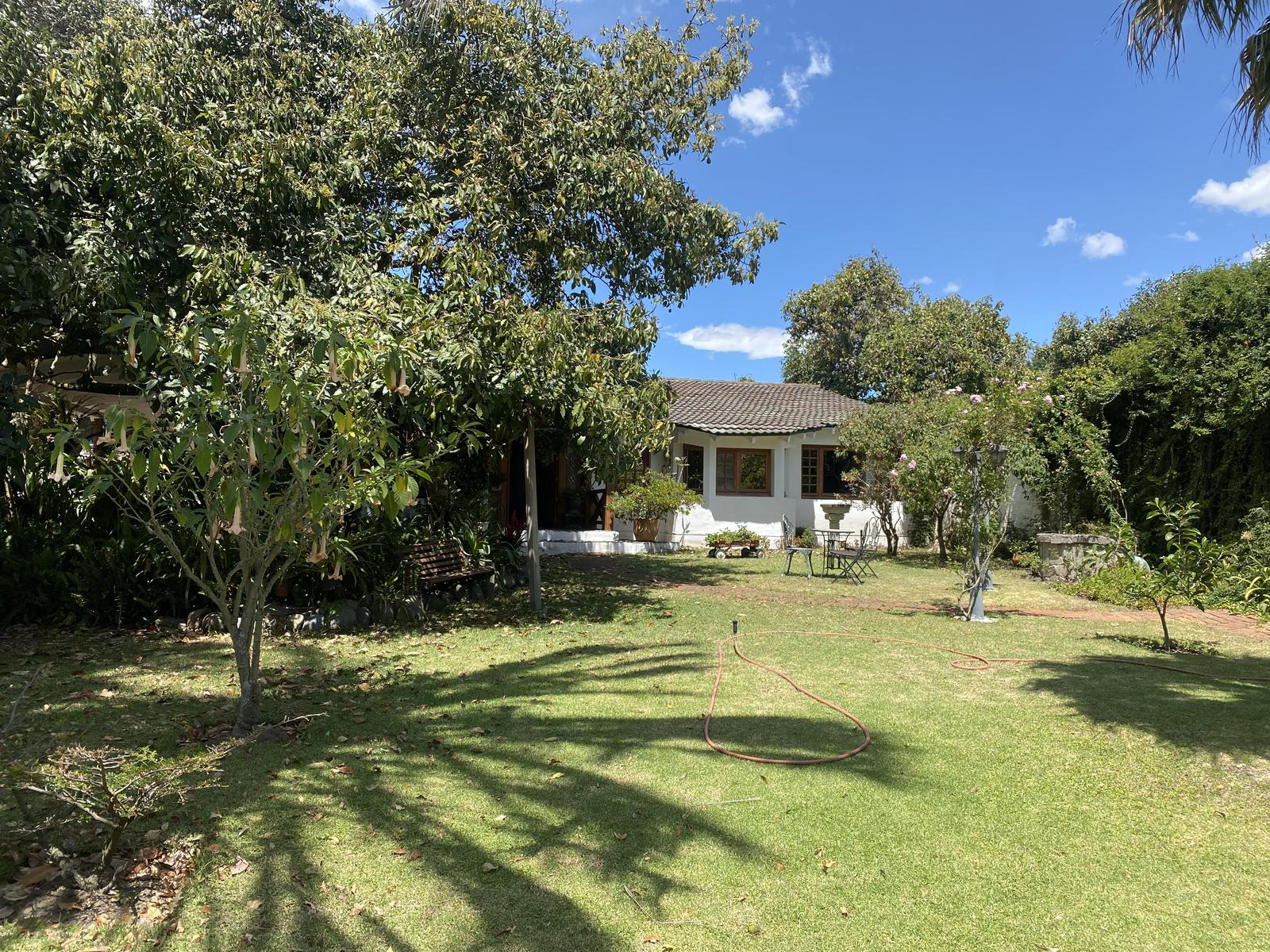 Casa de venta o arriendo ubicada dentro de pasaje cerrado en Tumbaco, una sola planta