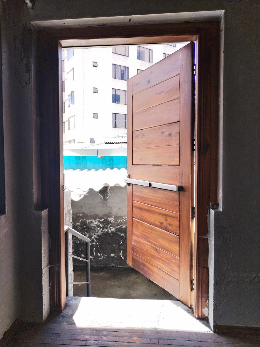 VENDO CASA ESQUINERA EXCELENTE OPORTUNIDAD PARA NEGOCIO SECTOR LA MARISCAL