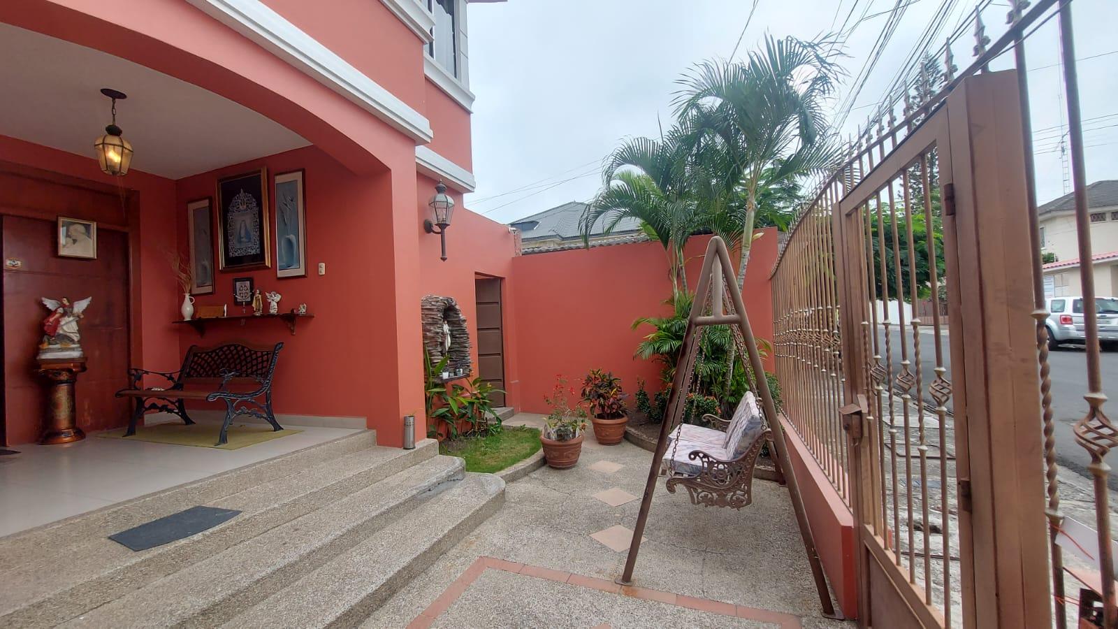 En venta villa con piscina en Puerto Azul