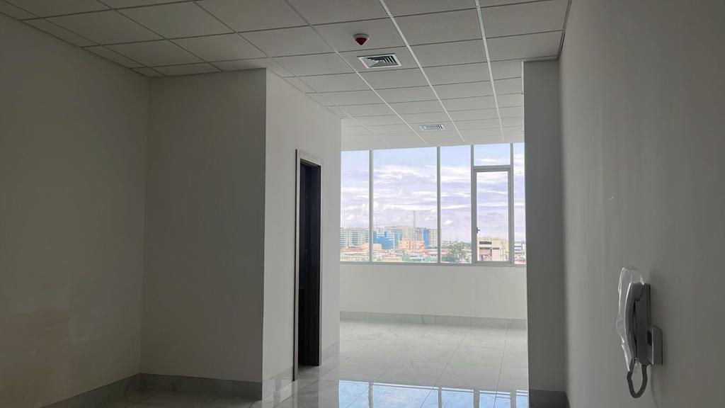 Oficinas en ALQUILER / VENTA en edificio inteligente Platinum II, Av. León Febres Cordero