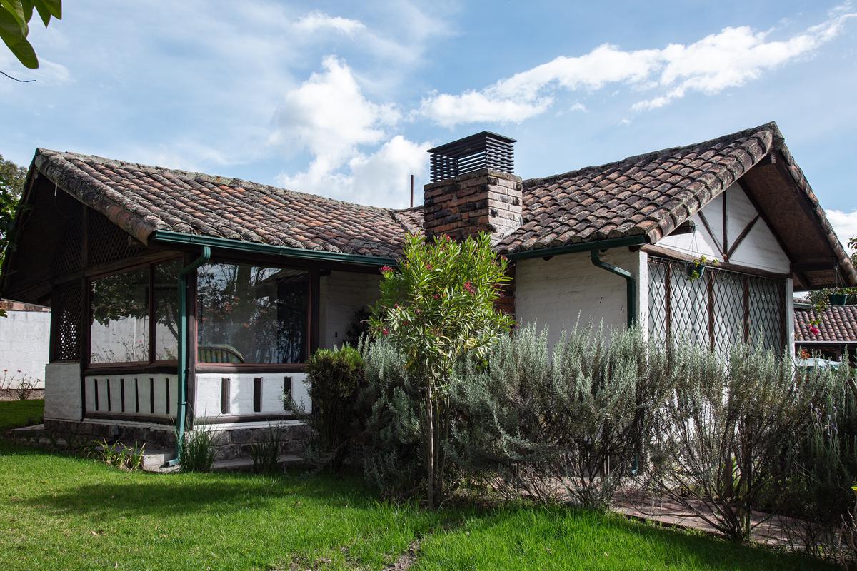 YARUQUI SE VENDE HERMOSA QUINTA CON 4 CASAS , PISCINA, CANCHA DE TENNIS IDEAL ASILO-AIRBNB (CR)