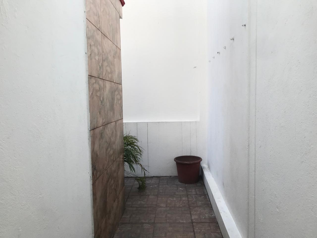 VENTA DE CASA SAMANES 7 AV. FCO DE ORELLANA , DOS PLANTAS, DOBLE PARQUEO CERRADO (EO)