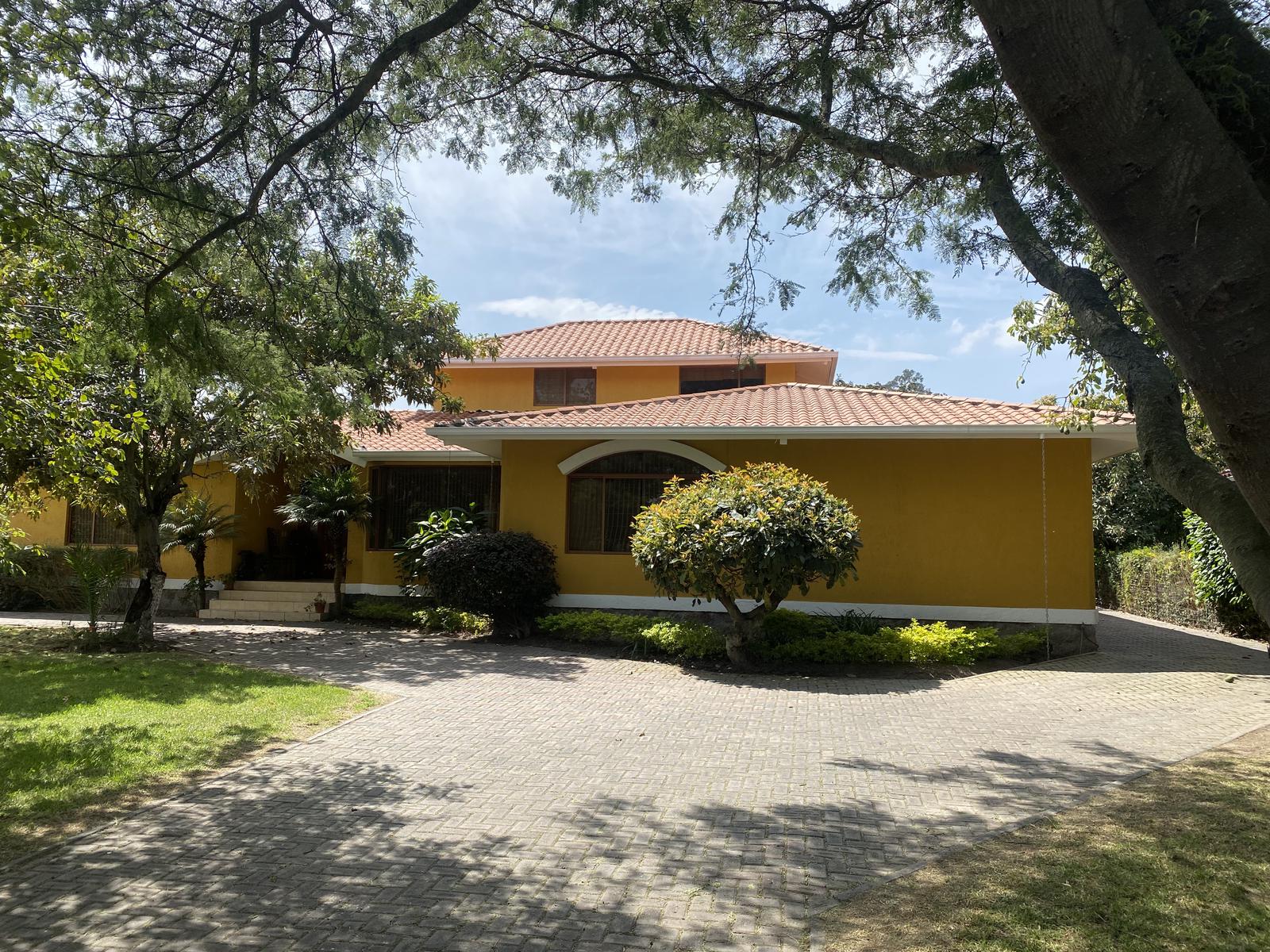 Casa de venta de una sola planta, gran terreno de 1900 m2, Tumbaco.  Urbanización, seguridad