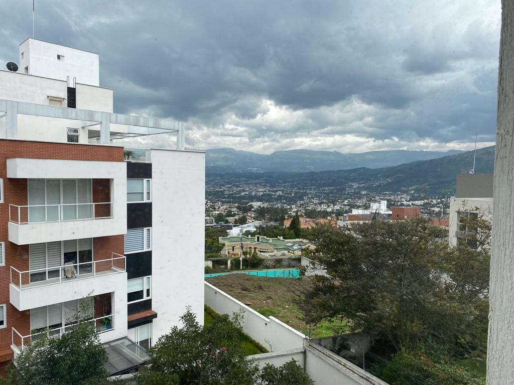 Departamento en venta en San Juan de Cumbayá, edificio Giotto