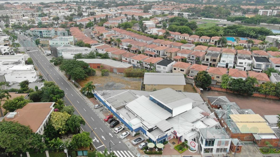 ALQUILER DE LOCAL COMERCIAL CON PARQUEOS SECTOR TORNERO