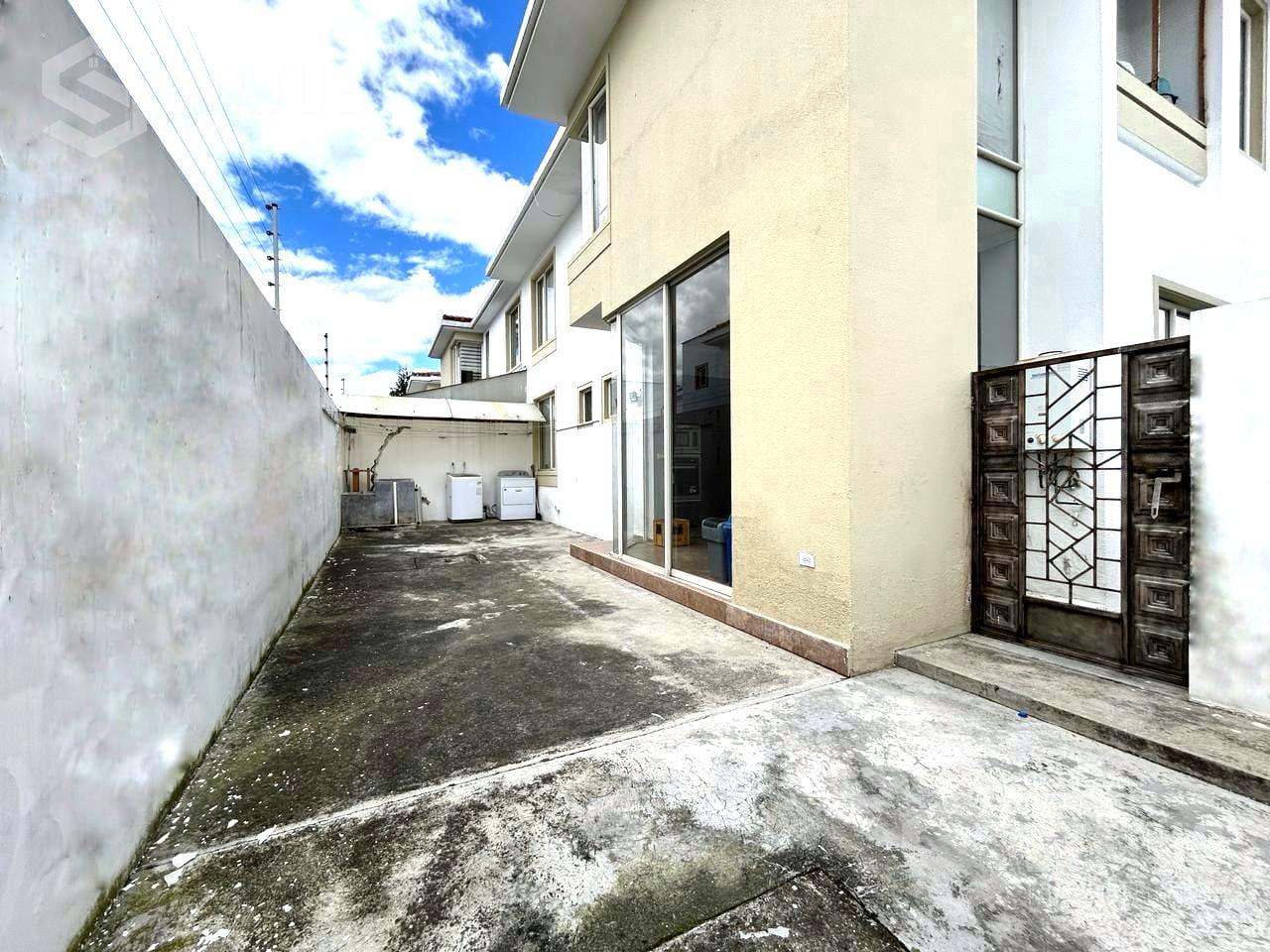 Vendo casa en conjunto con dorm. en planta baja, 5 dorm., 234m, sector La Armenia II $175.000