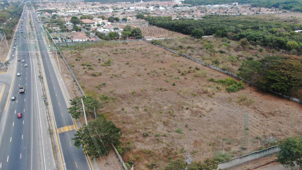 VENTA TERRENO ESQUINERO AL PIE DE LA VÌA A LA COSTA KM 15