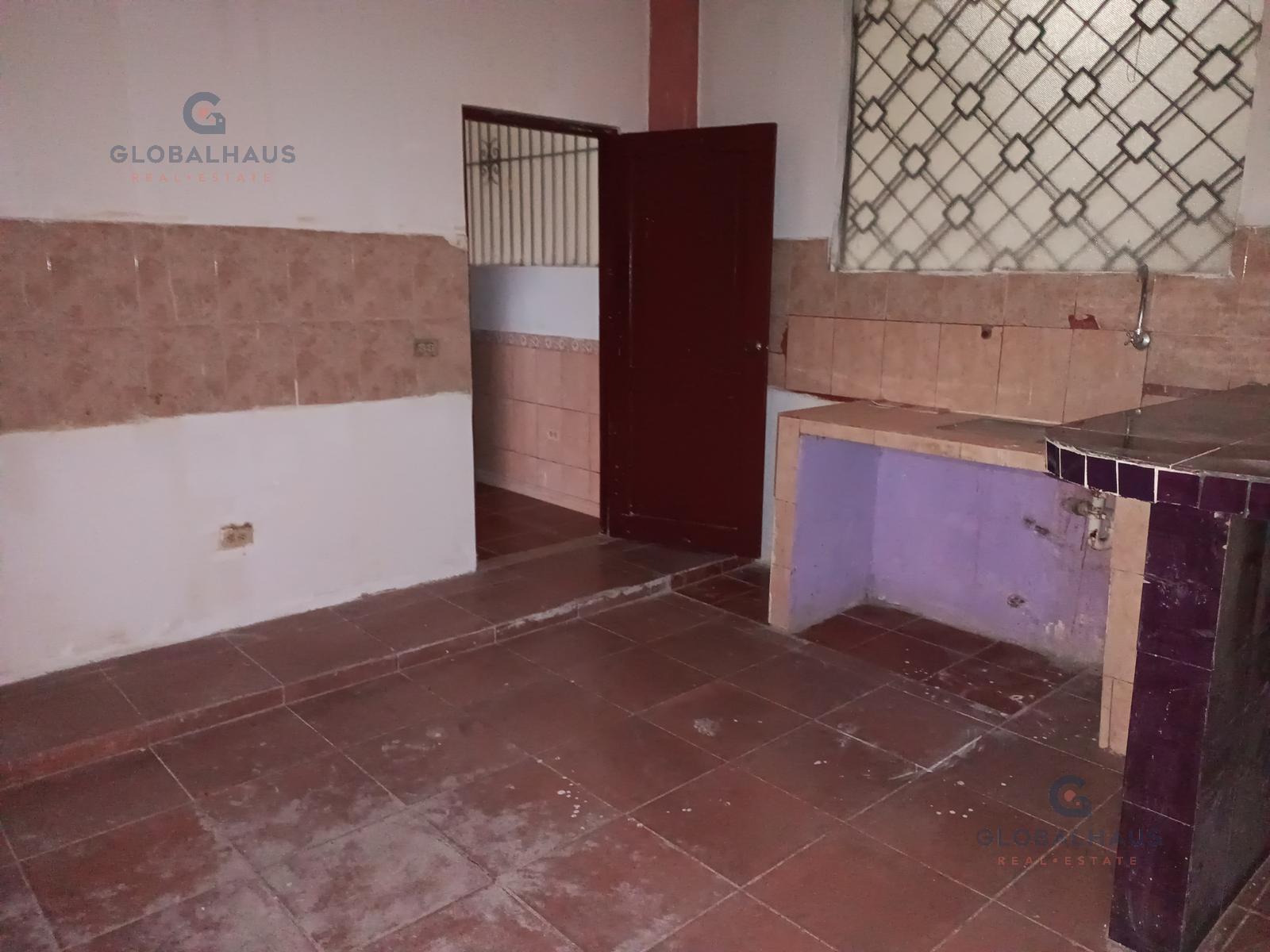 Venta de Casa Rentera con Locales Comerciales en  Av. Quito   E.B.