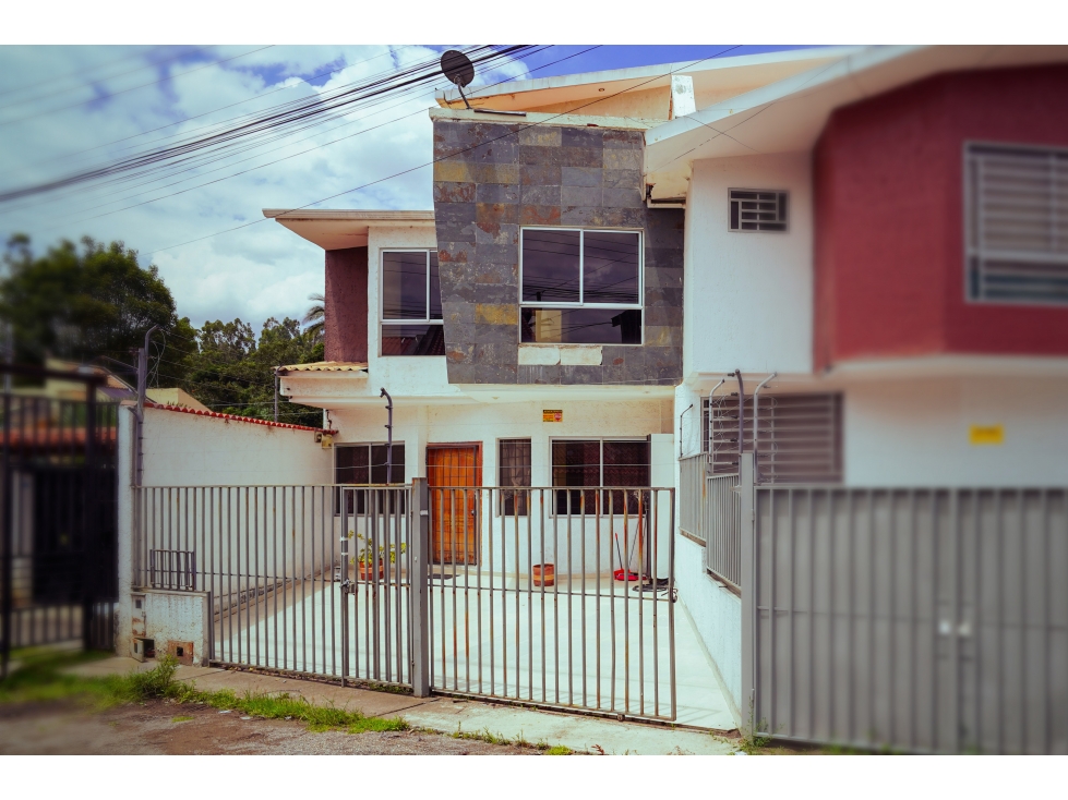 Casa Económica en Venta, Sector Ucubamba, Cuenca