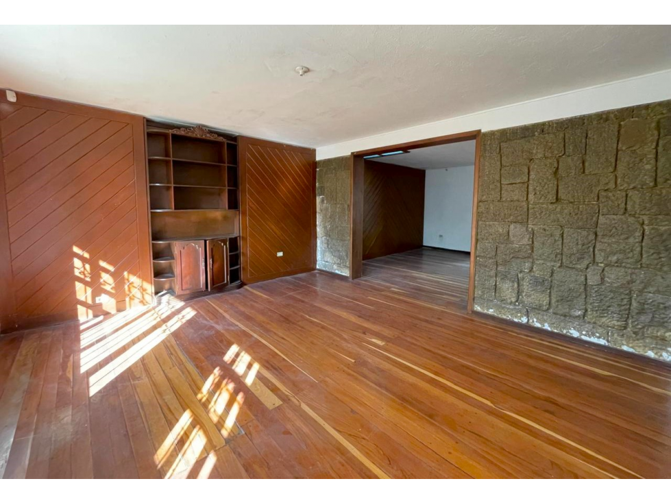 TERRENO   EN VENTA  790 M2 CON 2 CASAS  ANTIGUAS   - MONTESERRIN (SZ)