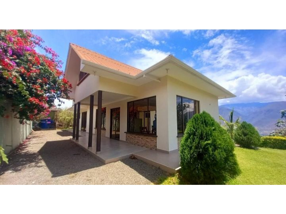 Casa en Venta en Yunguilla con Amplia Área Verdes