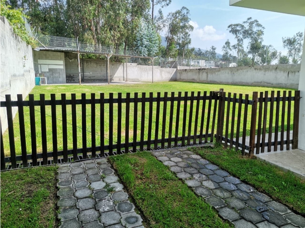 RENTO EN YANAZARAPATA CASA MODERNA DE 100M2 TERRENO CUMBAYA