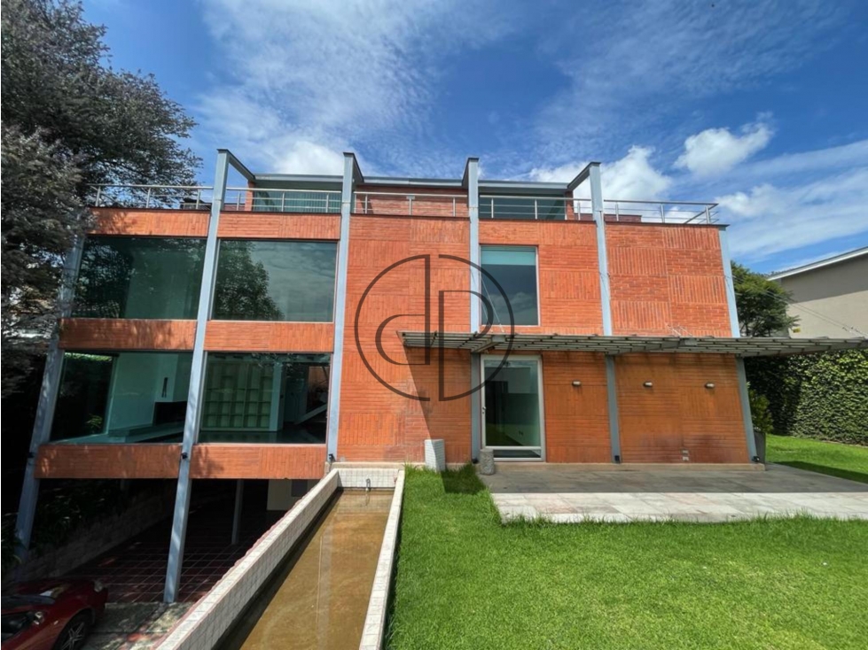 CUMBAYÁ  280 M2 CASA ONDEPENDIENTE EN RENTA TRES HABITACIONES CON PISCINA Y 6 PARQUEADEROS