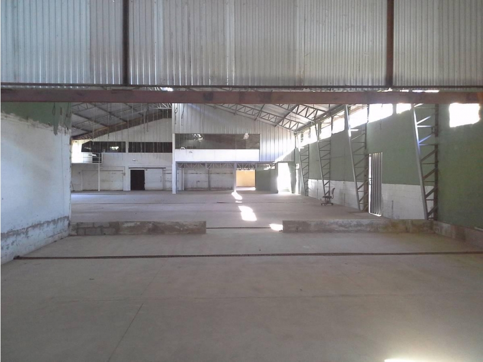 Amaguaña, Galpón en renta, 2000 m2, 3 ambientes, 2 baños, parqueaderos