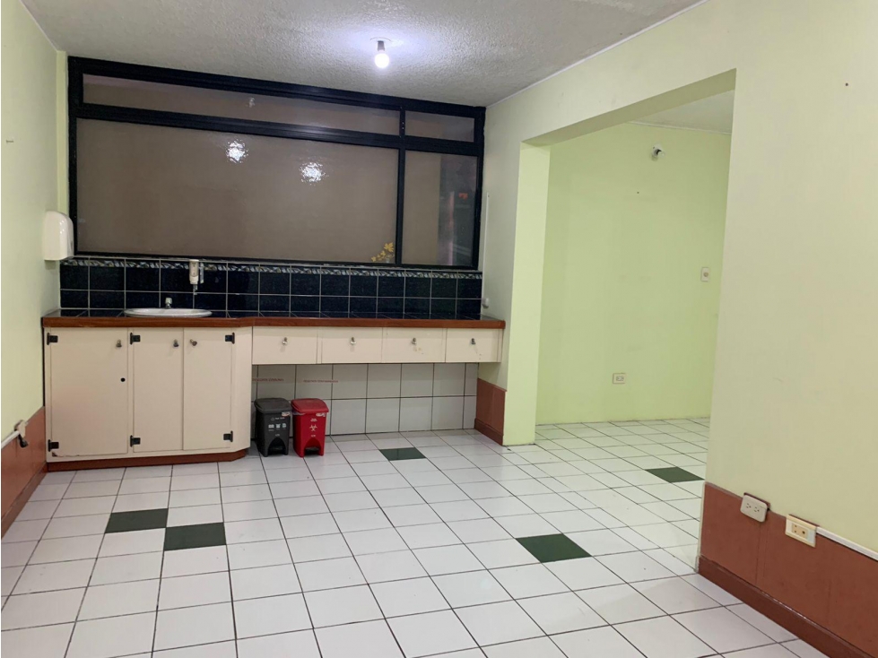 La Primavera, Local Comercial en renta, 25 m2, 1 ambiente, 1 baño, 4 parqueaderos