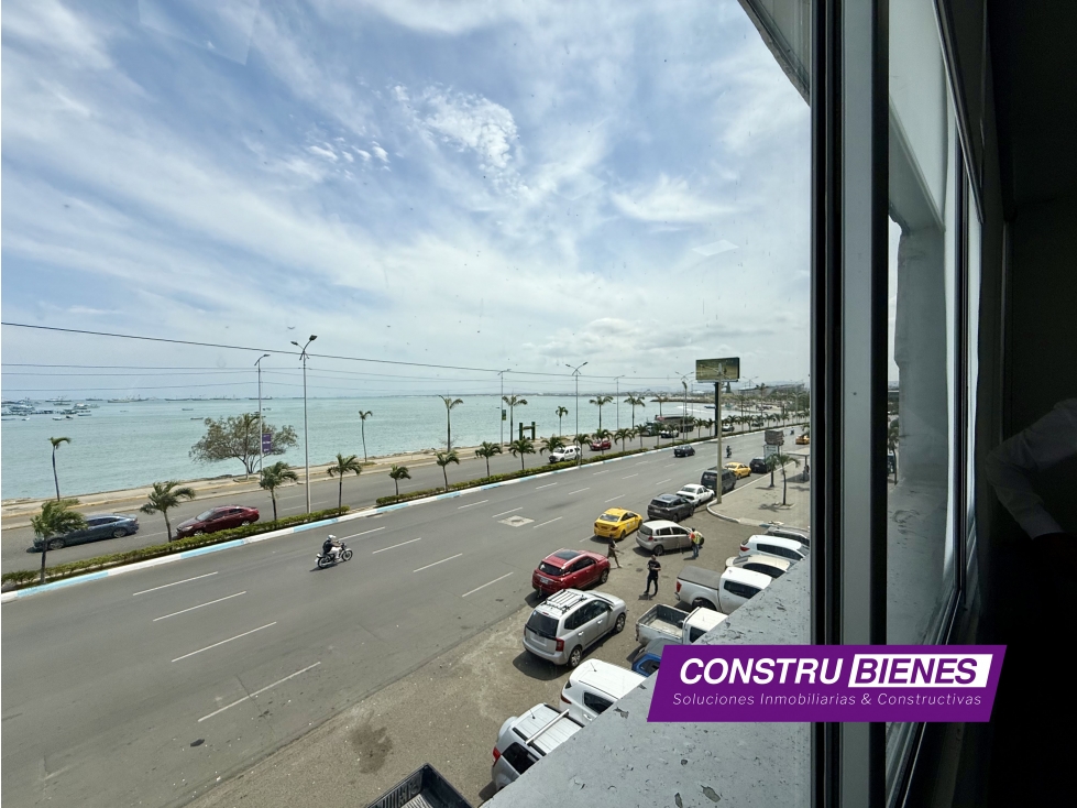 Oficina vista al mar en centro de Manta, cerca de Bancos