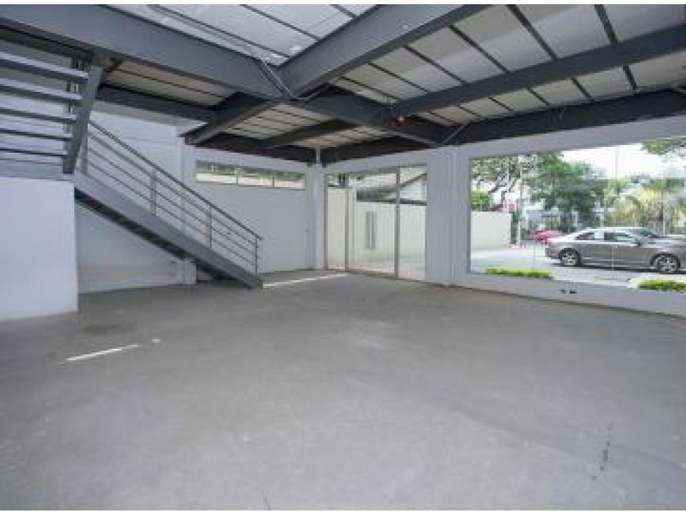 Vendo o Alquilo Local Comercial en Urdesa Center con Oficinas 293 m²