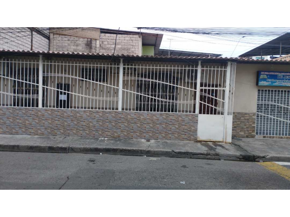 CASA ESQUINERA DE VENTA EN CDLA. SANTA MÓNICA