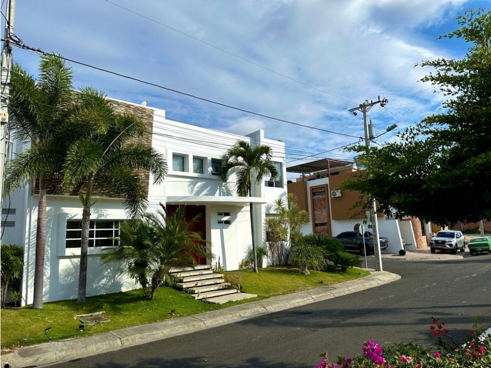 CASA MODERNA EN URB ALTOS DE MANTA BEACH, SUR DE MANTA