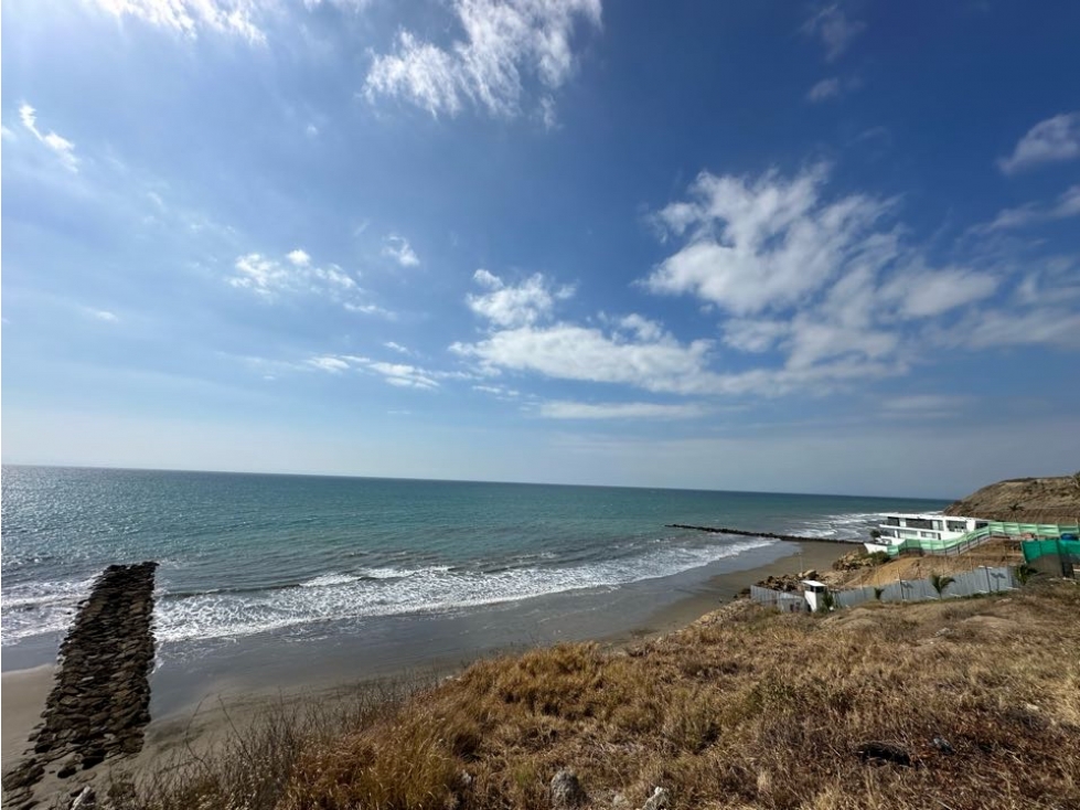 TERRENO EN PRIMERA LÍNEA AL MAR DE 1.000 M2, EN URB MARINA BLUE, MANTA