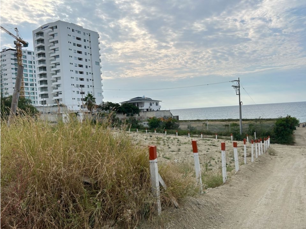 Terreno esquinero en 2da línea de mar