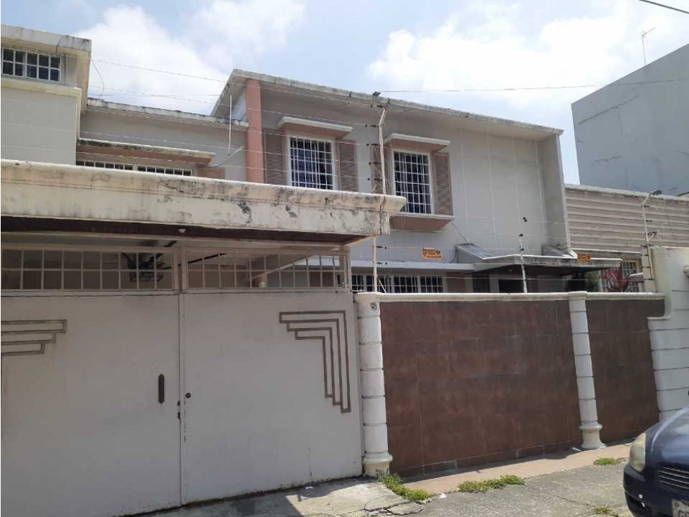 Vendo hermosa y cómoda casa en Urdesa Central con piscina